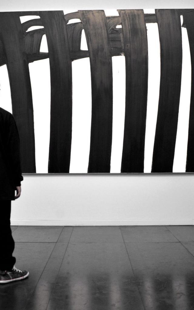 Enfants devant une oeuvre de Pierre Soulages