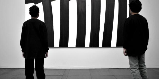 Enfants devant une oeuvre de Pierre Soulages