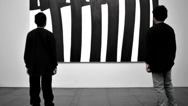 Enfants devant une oeuvre de Pierre Soulages