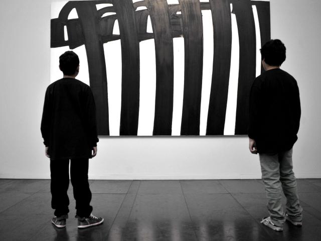 Enfants devant une oeuvre de Pierre Soulages