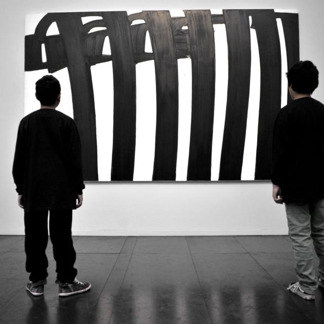 Enfants devant une oeuvre de Pierre Soulages