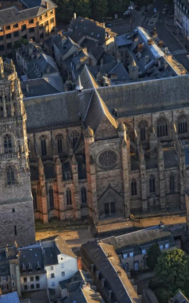 Vue aérienne et latérale de la cathédrale de Rodez