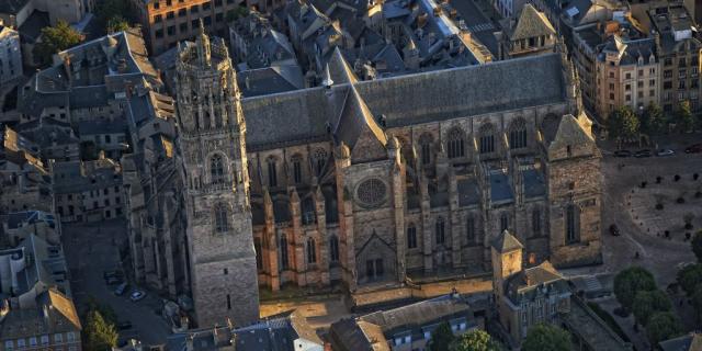 Vue aérienne et latérale de la cathédrale de Rodez