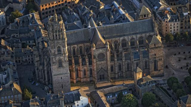 Vue aérienne et latérale de la cathédrale de Rodez