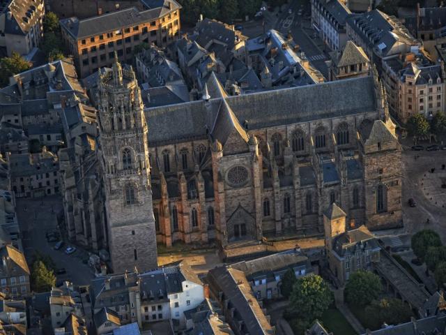 Vue aérienne et latérale de la cathédrale de Rodez