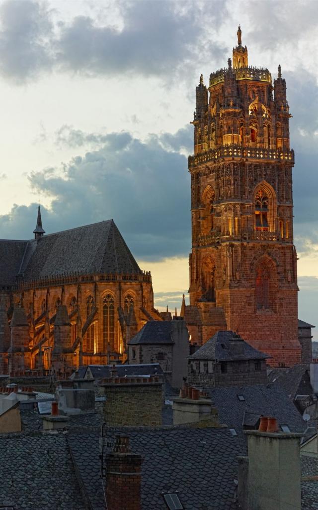 Cathédrale Notre-Dame de Rodez à la tombée de la nuit