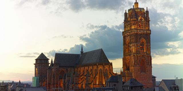 Vue aérienne de la cathédrale de Rodez illuminée à la tombée de la nuit