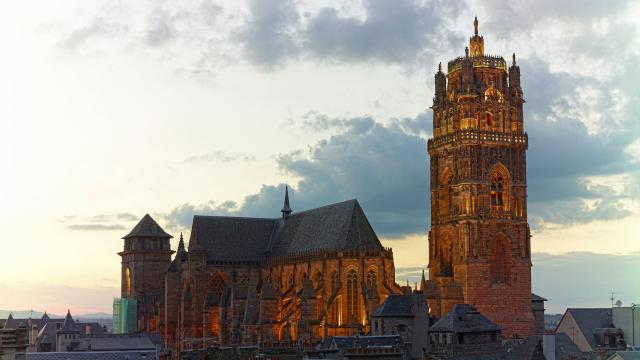 Cathédrale Notre-Dame de Rodez à la tombée de la nuit