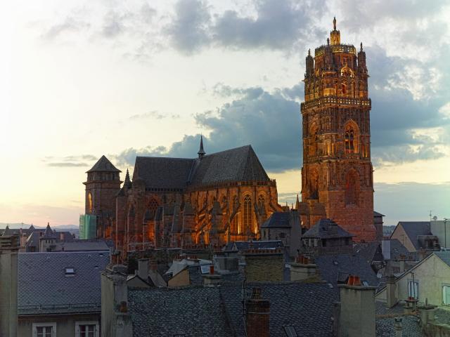 Cathédrale Notre-Dame de Rodez à la tombée de la nuit