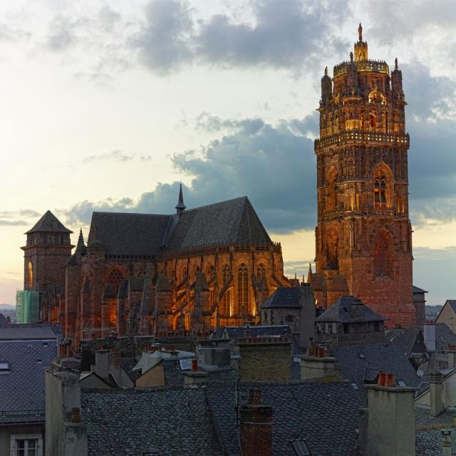 Vue aérienne de la cathédrale de Rodez illuminée à la tombée de la nuit