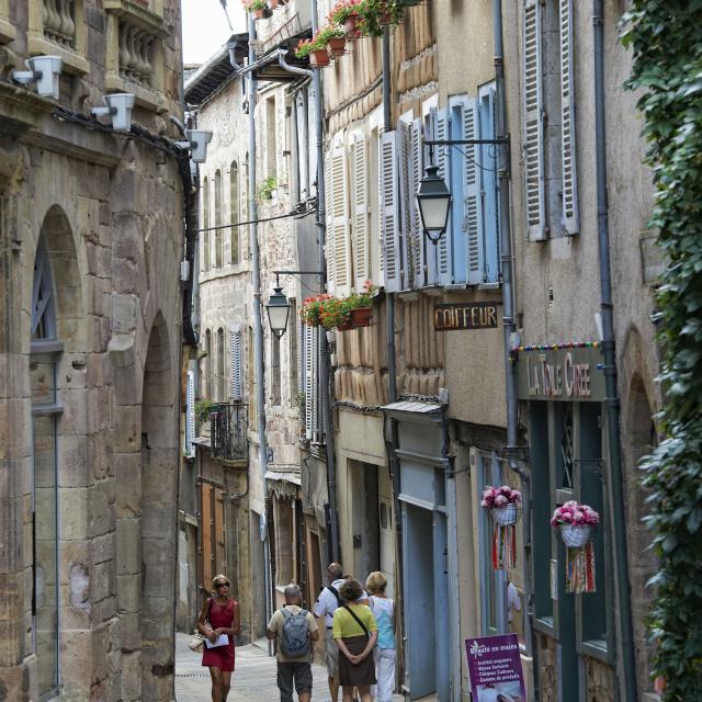 Ruelle commerçante typique du centre-ville de Rodez avec