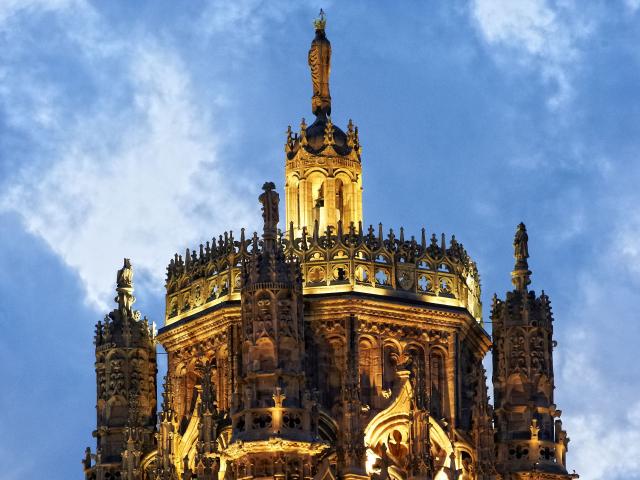 Clocher illuminé de la cathedrale de Rodez