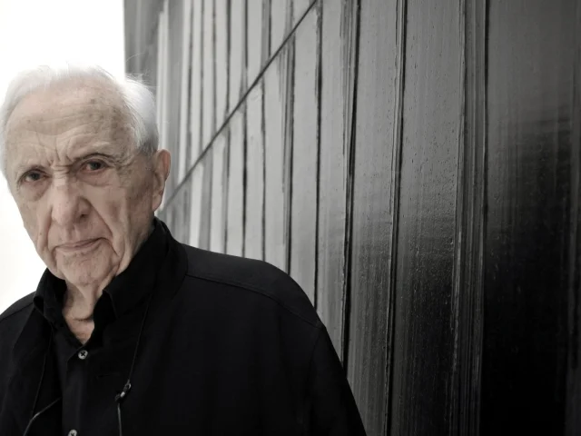 Pierre Soulages devant un Outrenoir à Rodez