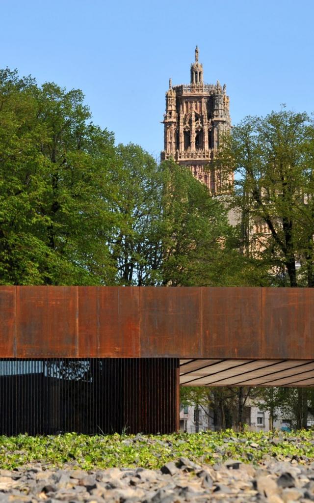 Vue sur le clocher de la cathédrale de Rodez depuis le musée Soulages