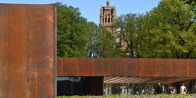 Vue sur le clocher de la cathédrale de Rodez depuis le musée Soulages