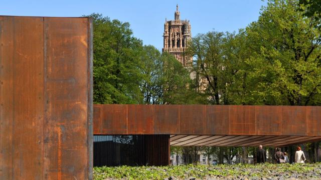 Vue sur le clocher de la cathédrale de Rodez depuis le musée Soulages