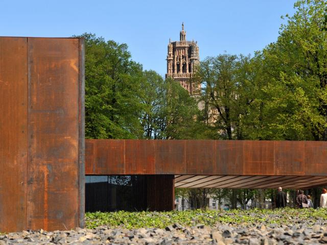 Vue sur le clocher de la cathédrale de Rodez depuis le musée Soulages