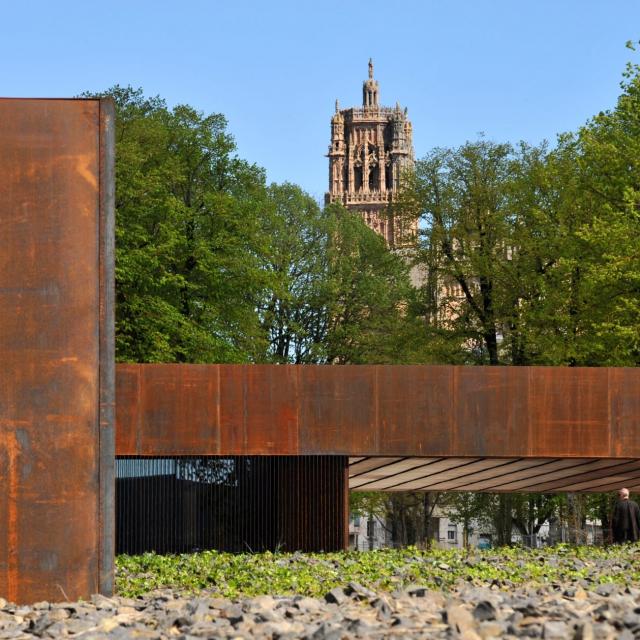 Vue sur le clocher de la cathédrale de Rodez depuis le musée Soulages