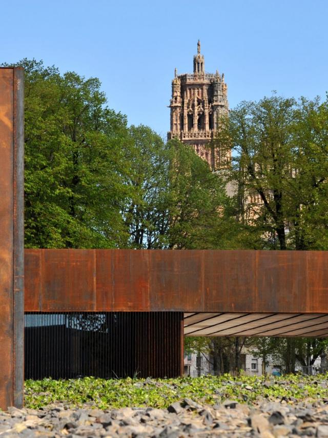 Vue sur le clocher de la cathédrale de Rodez depuis le musée Soulages