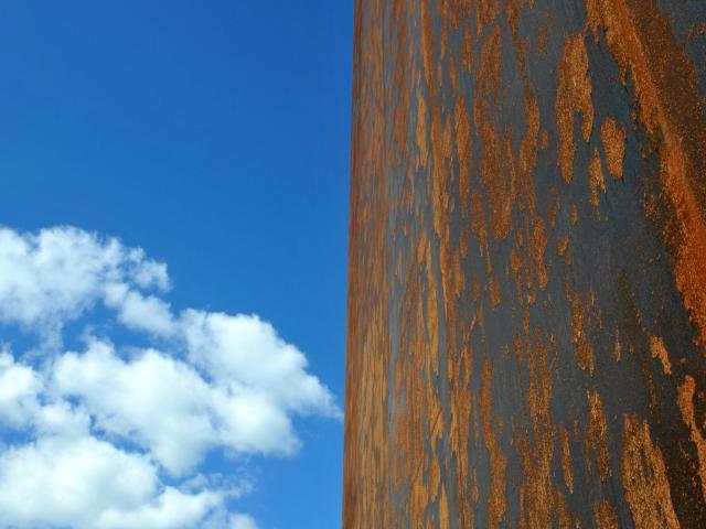 Contraste entre l'acier Corten du musée Soulages et le ciel nuageux