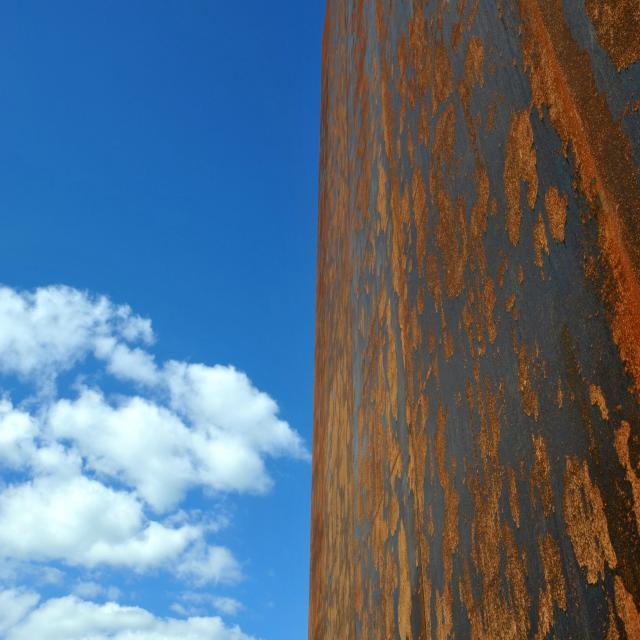 Contraste entre l'acier Corten du musée Soulages et le ciel nuageux