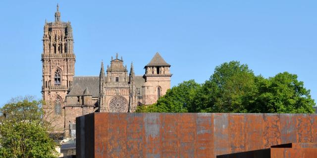 Vue du musée Soulages avec la cathédrale de Rodez en fond