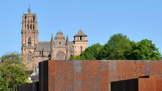 Vue du musée Soulages avec la cathédrale de Rodez en fond