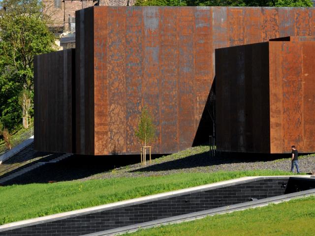 Vue du musée Soulages avec la cathédrale de Rodez en fond