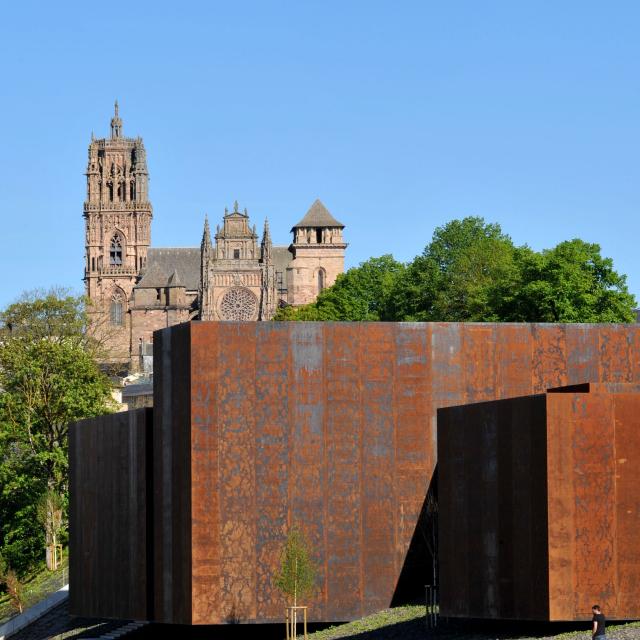 Vue du musée Soulages avec la cathédrale de Rodez en fond