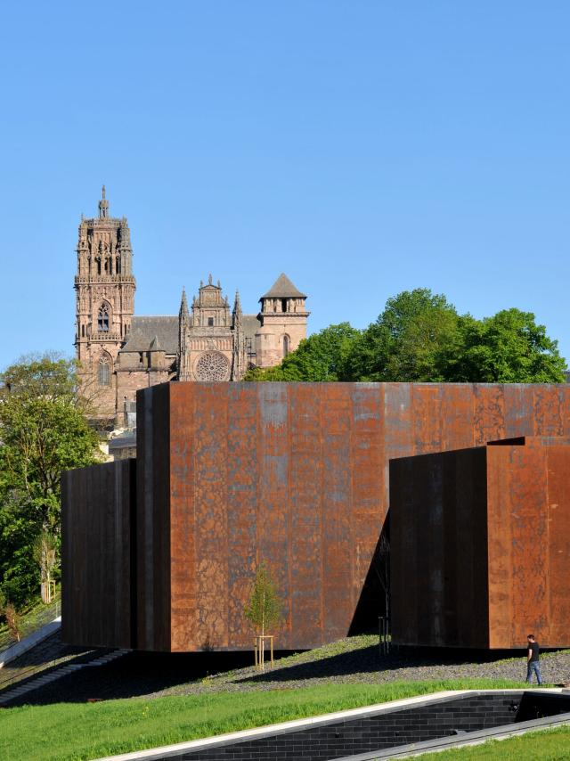 Vue du musée Soulages avec la cathédrale de Rodez en fond