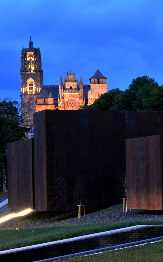 Vue de nuit du musée Soulages et de la cathédrale de Rodez