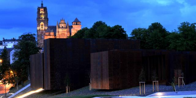 Vue de nuit du musée Soulages et de la cathédrale de Rodez