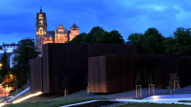 Vue de nuit du musée Soulages et de la cathédrale de Rodez