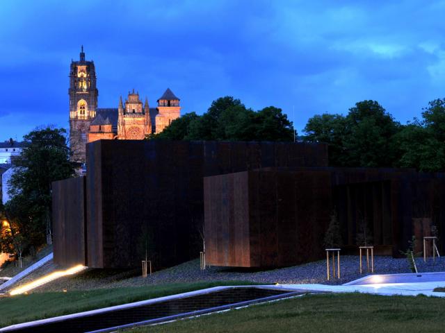 Vue de nuit du musée Soulages et de la cathédrale de Rodez