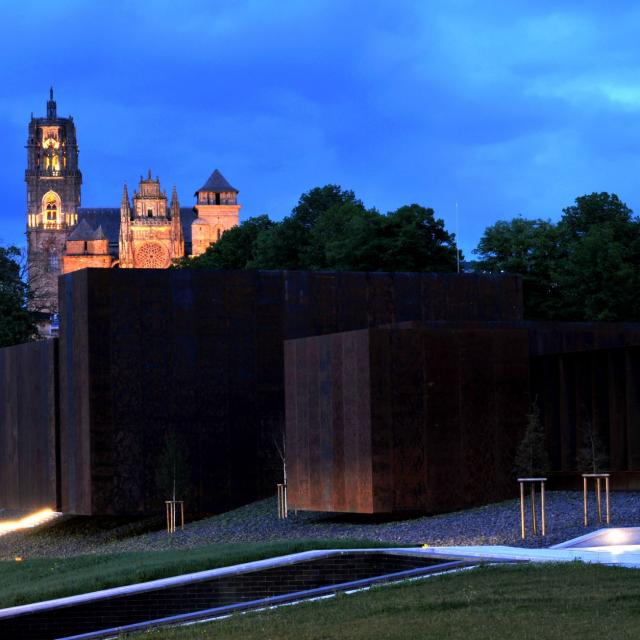 Vue de nuit du musée Soulages et de la cathédrale de Rodez