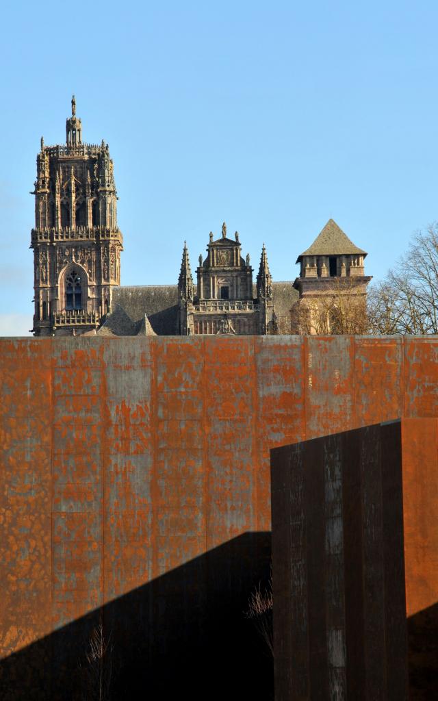 Contraste cathédrale et musée Soulages de Rodez