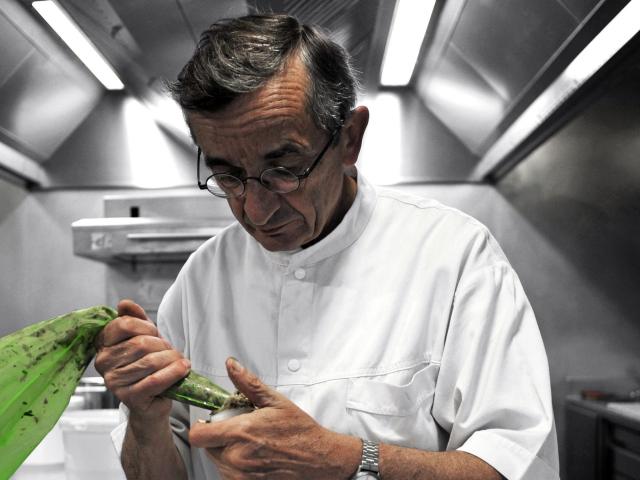 Chef Michel Bras en cuisine