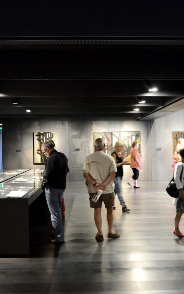 Personnes en visite dans la salle intérieure du musée Soulages à Rodez