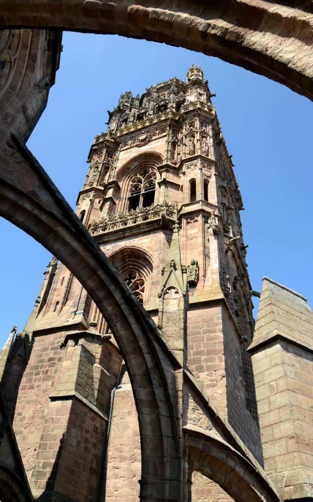 Vue des terrasses sur le clocher de la cathédrale de Rodez