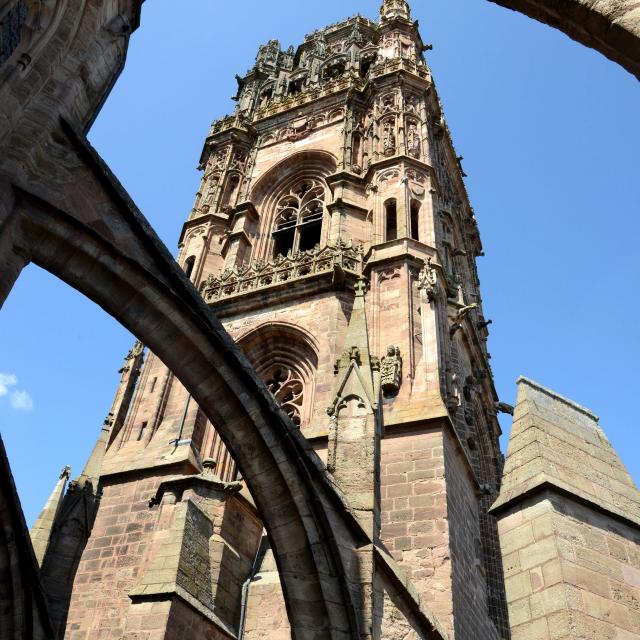 Vue des terrasses sur le clocher de la cathédrale de Rodez