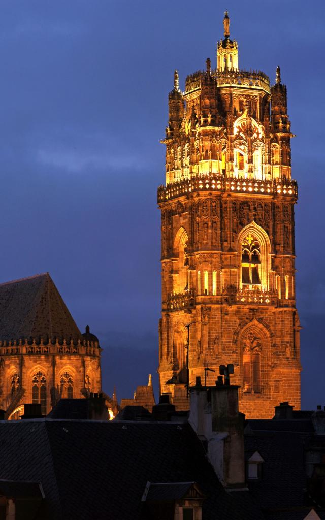 Vue de nuit du clocher de la cathédrale de Rodez