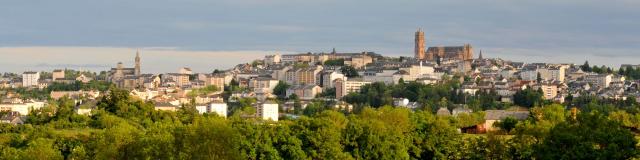 Vue de la ville de Rodez et sa cathédrale depuis le golf, ses arbres et son terrain vallonné