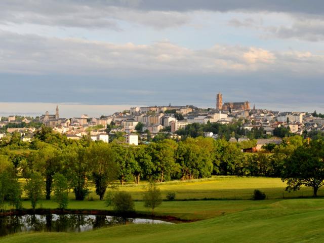 Vue de la ville de Rodez et sa cathédrale depuis le golf, ses arbres et son terrain vallonné