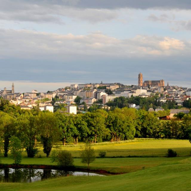 Vue de la ville de Rodez et sa cathédrale depuis le golf, ses arbres et son terrain vallonné