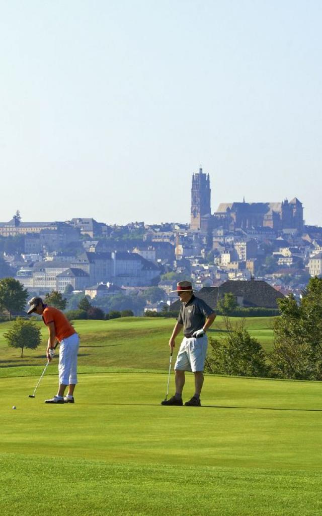 Golf du Grand Rodez avec vue sur la cathédrale