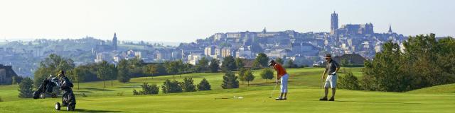 Golf du Grand Rodez avec vue sur la cathédrale