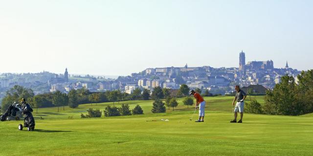 Golf du Grand Rodez avec vue sur la cathédrale