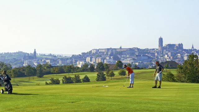 Golf du Grand Rodez avec vue sur la cathédrale