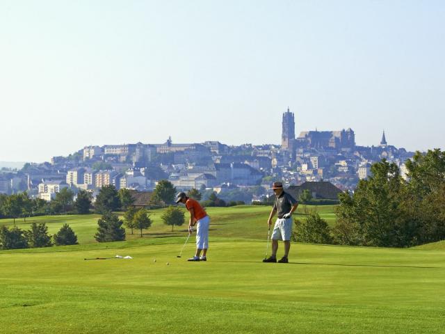 Golf du Grand Rodez avec vue sur la cathédrale