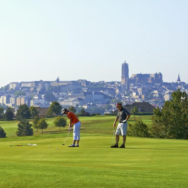 Golf du Grand Rodez avec vue sur la cathédrale